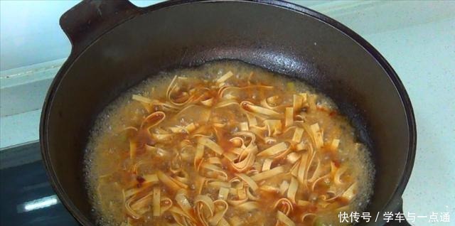 锅内加入|干豆腐不是只能凉拌吃,这样做更诱人,香辣入味,比吃肉过瘾