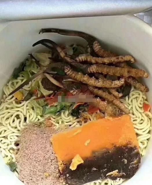 啥样|泡面能被熊孩子“作”成啥样?忍了牛奶泡面,看到酒杯泡面:人才