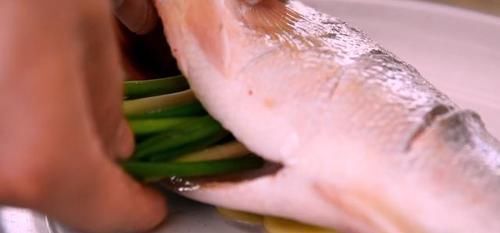 鲜味|鲈鱼最经典的做法,鲜嫩可口,汤鲜味美,学会了又是一道硬菜