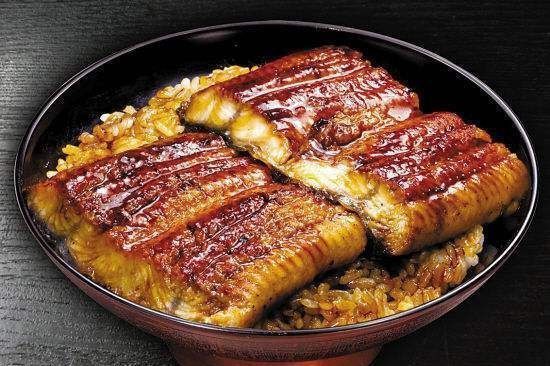 鳗鱼稞|大爷街边摆摊卖“豪华小吃”,60块钱一碗,识货人很便宜