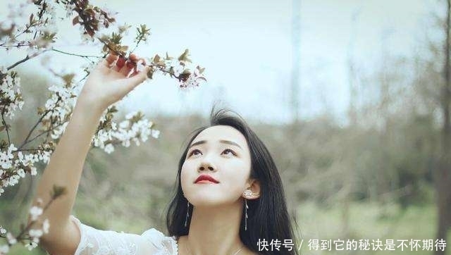  小心翼翼|女生暗恋的表现在哪些方面，我们看看下面的看法，看看你暗恋的女生是不是也在暗恋你