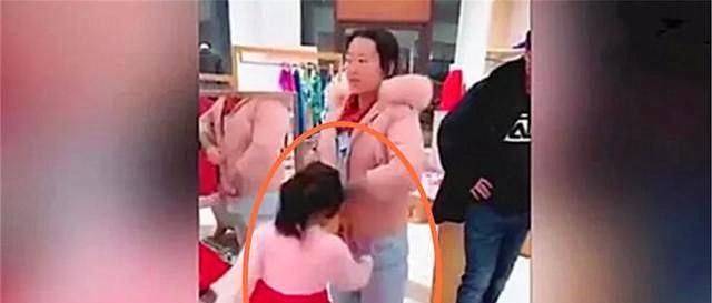 忘记|“让你忘记买玩具”,7岁女儿当众“殴打”妈妈,爸爸做法很解气