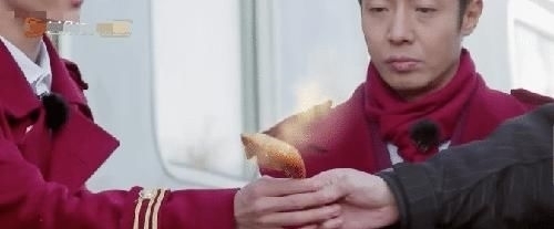 肖战|张若昀送礼物表心意,肖战拿到手里后,脸上却露出了嫌弃的神情