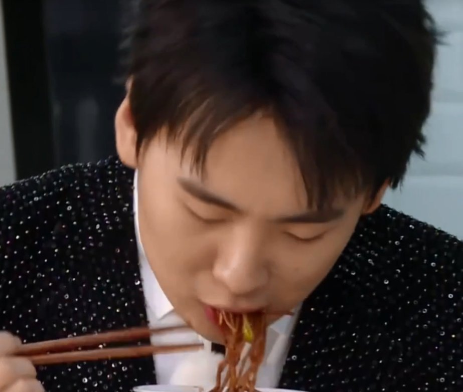 黑暗|跑男做“黑暗料理”让嘉宾吃,当镜头特写到杨颖,是否真吃很明显