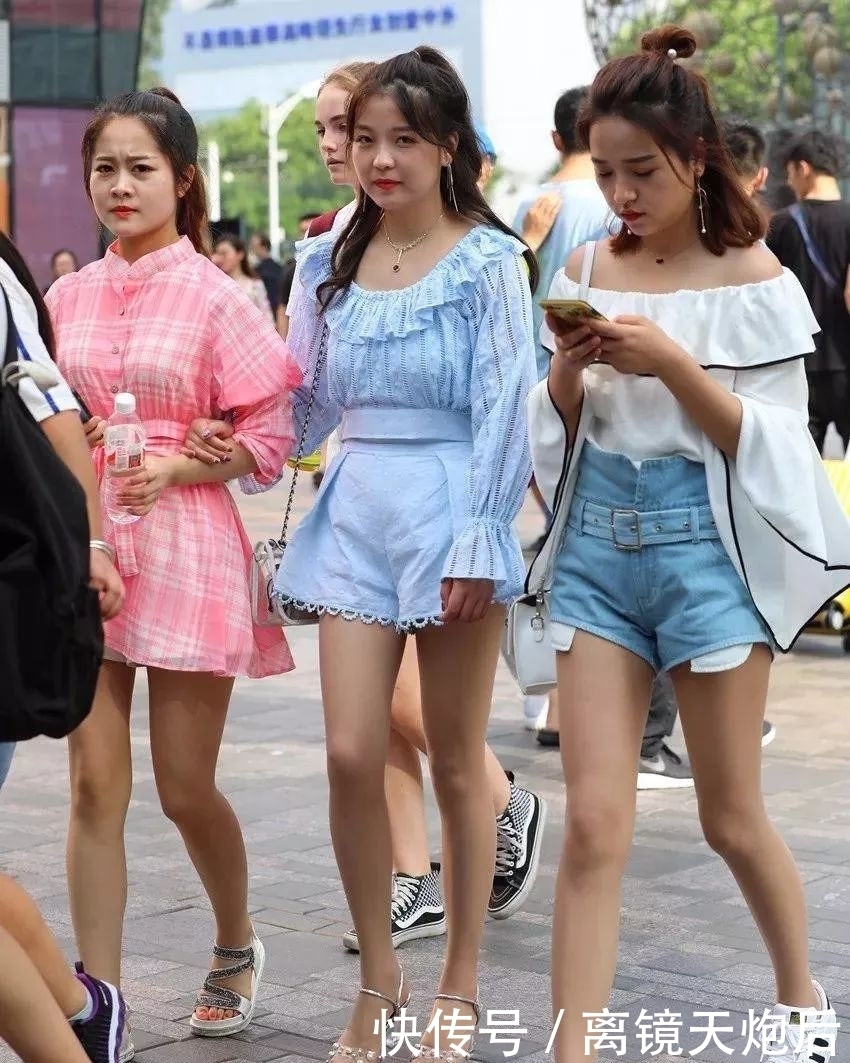 默契|闺蜜三人出门逛街,偏偏都爱上了百搭阔腿短裤,减龄大方超有默契