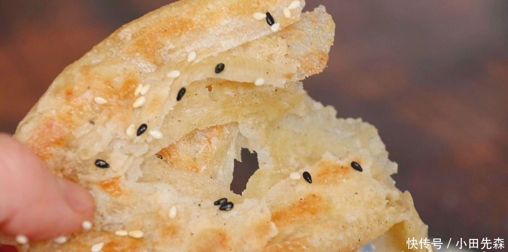 面粉|这是椒盐酥饼的做法，咸香可口，外皮超酥，轻轻一碰就掉渣