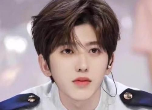 决赛|青你2选手为决赛出奇招曾可妮剪成“阴阳头”,上官喜爱染荧光红