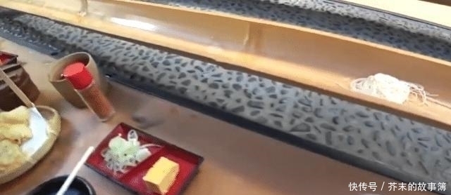 竹子|竹子劈开上面流出面条的美食叫“流水面”日本人很爱吃，你吃过没