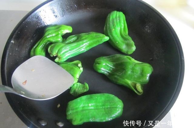 起虎皮|做虎皮青椒时,别直接放油,大厨教你1招,好吃不油腻,比肉还香