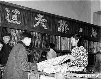  记录|老照片记录 五十年代女子杀猪的瞬间