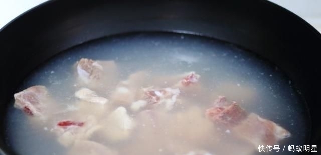 家人|寒冷天炖一锅排骨萝卜汤,做法简单,味道鲜美,家人喝了开胃顺气