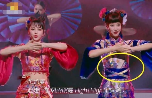 姐姐们|有种“心机”叫蓝盈莹,别人扇子都粘在腰上,她却偏偏与众不同