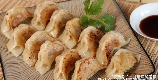 制作|薄脆的冰花煎饺,制作出“冰花”只需要1碗“水”!比煎饺还好吃