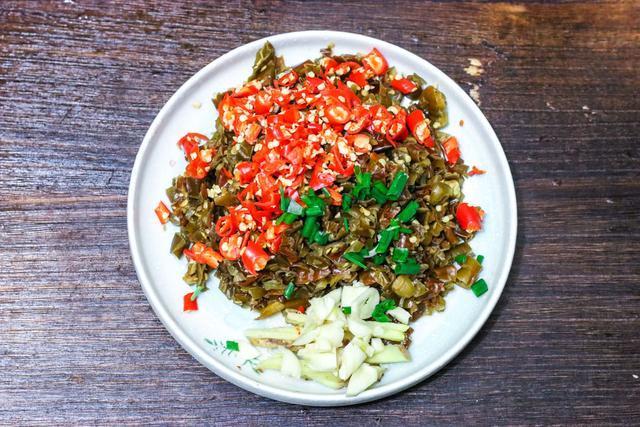  米饭|亲戚来家里串门，做了这道菜，煮了一大锅米饭，大家都没吃尽兴！