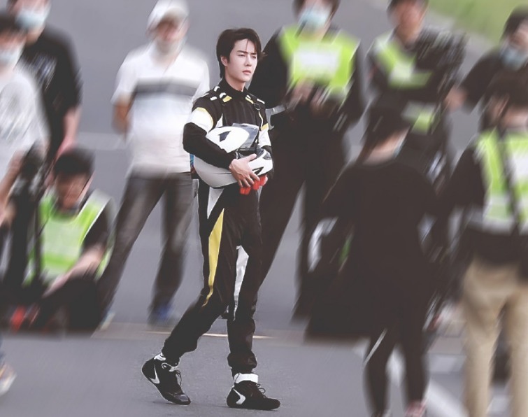 节目组|王一博喜提迷弟叉腰式帮吹牛,被捧杀吓到惊慌紧急澄清,却害羞了