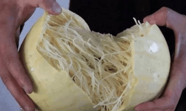 老板|女子买瓜回家，切开后里面全是面条，找老板理论时却惭愧的低下头