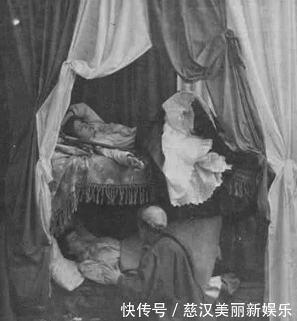 官员|罕见老照片:清朝奴才伺候“洋妞”抽大烟,清朝官员“跪拜”洋人