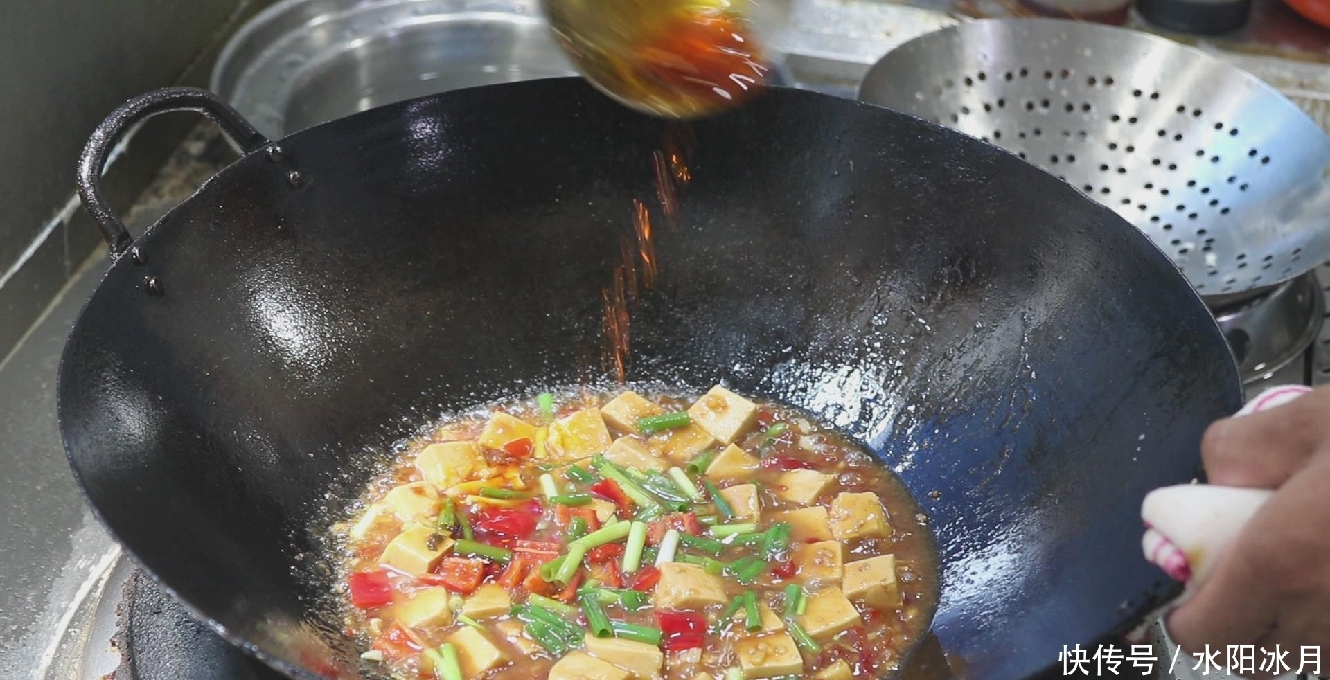 豆腐|大厨分享“剁椒豆腐”的家常做法,开胃下饭,滑嫩入味,越吃越香
