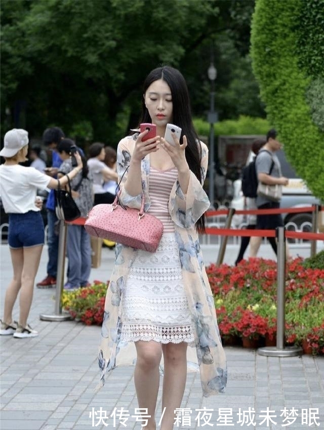 搭配|秋天穿一条薄纱长衫,清凉优雅,搭配尖头细跟鞋更显精致