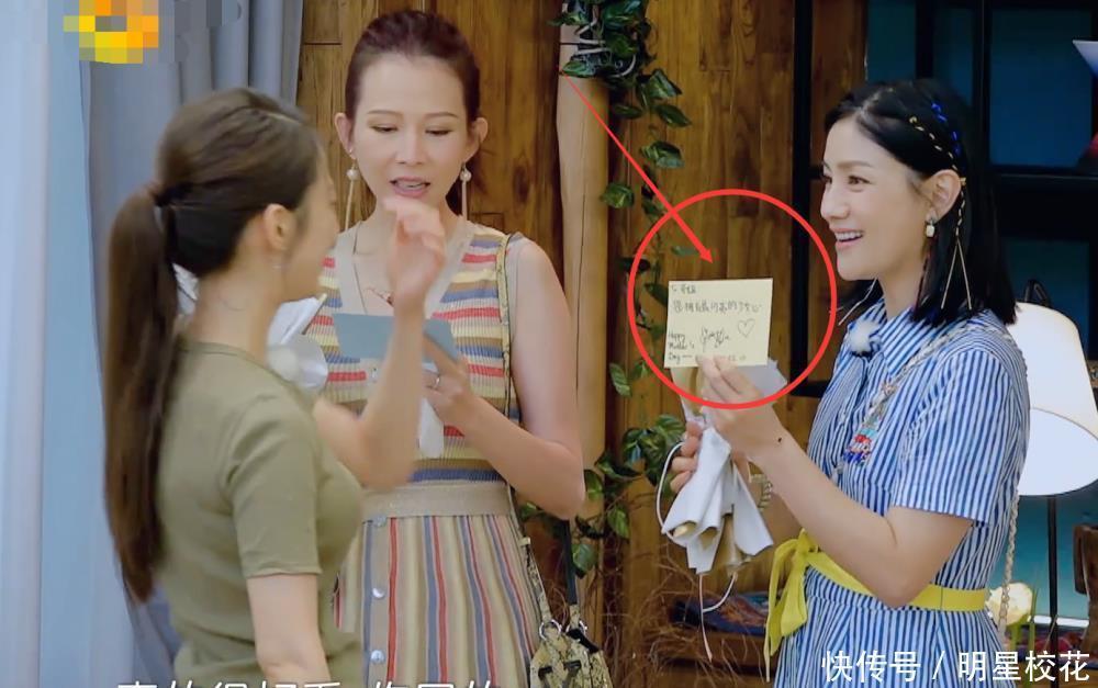 姿势|吉娜对着镜头手写中文贺卡,没有写错一个字,却因握笔姿势引热议