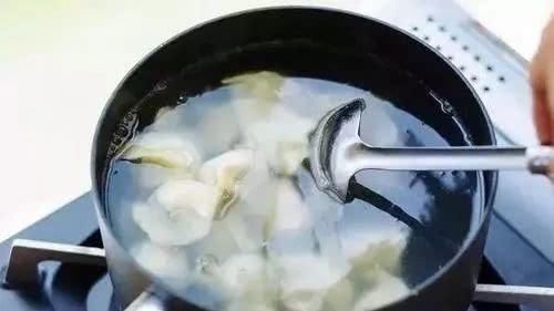 破皮|冻饺子,最忌开水下锅!学会这招,不粘锅不破皮,和鲜饺子一个味