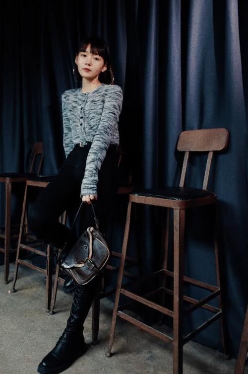 针织衫|她因《创造101》成名,今穿短款牛仔衣配花苞裙,变身帅气少女