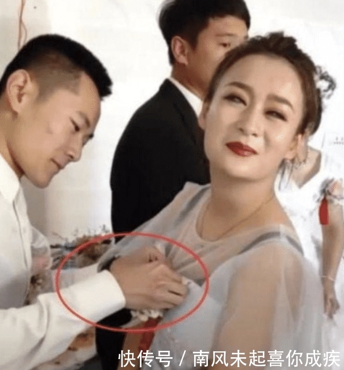小哥哥|抖音这个“伴郎”火了,给伴娘戴胸花的那刻,伴娘表情实力抢镜