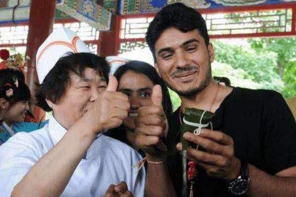 老板|巴基斯坦游客中国卖茶叶,结账时老板做法,让小伙感动