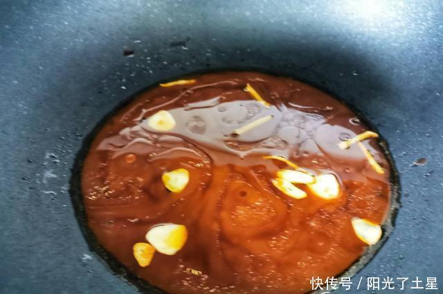 土豆|茄子土豆和青椒做出一盘地三鲜,成本也就5块左右,好吃赛过肉