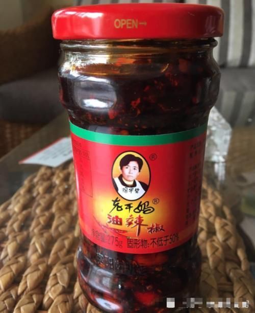 老干妈里面|小伙将老干妈放大400倍!密密麻麻都是这东西,网友:再也不吃了!