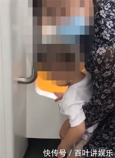 低下|家长带着孩子在地铁上小便，网友评论素质低下：纸尿裤买不起吗？