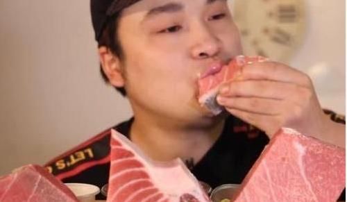 鱼肉|男子吃7斤“米其林牛排”,拿起后被人看出“猫腻”,难怪吃不胖