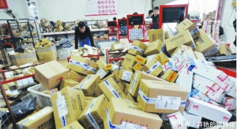 打开门|男子说腿脚不方便, 让小哥送快递上楼, 两年后打开门小哥愣了