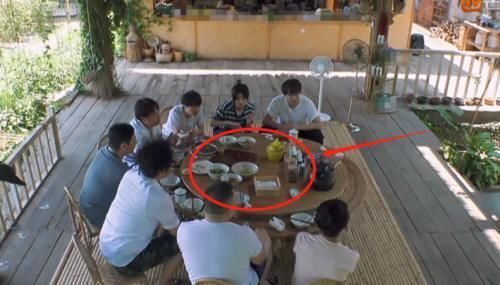 桌上|《向往4》周深夸黄磊葱油饼好吃,看清桌上剩菜后,网友懒得装