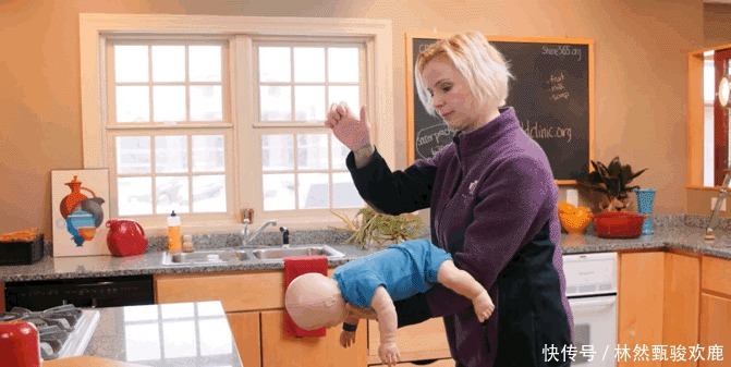  异物|宝宝误吞异物窒息，海姆立克急救法怎么操作？