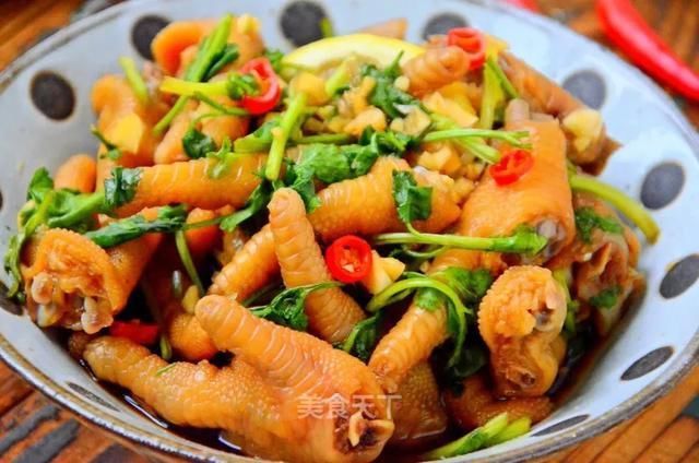 切成|这样做鸡爪真的太好吃了,越吃越上头!你们一定要试试看!