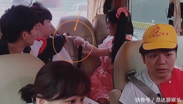 画面|鞠婧祎系安全带方法太特别,需要三个男嘉宾帮忙,这画面没看错吧