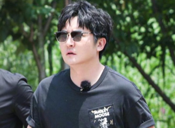 边缘|邓伦晒《极限6》收官合影,王迅贾乃亮站边缘,我却关注C位明星