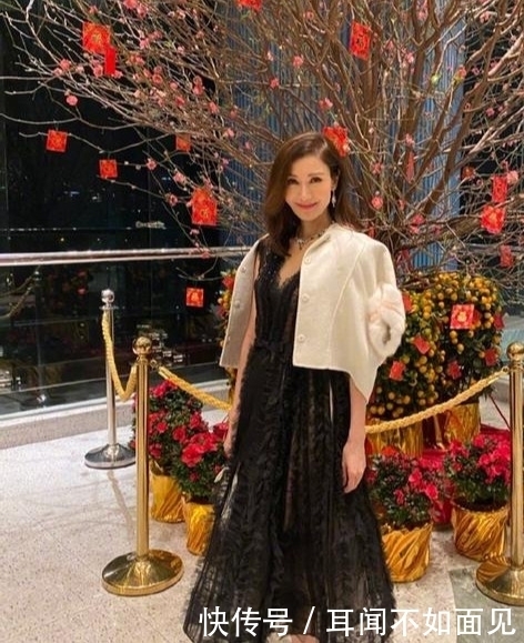 条裙子|李嘉欣怎么“老了”还变样了，穿紫色长裙好贵气，霸气气场全开