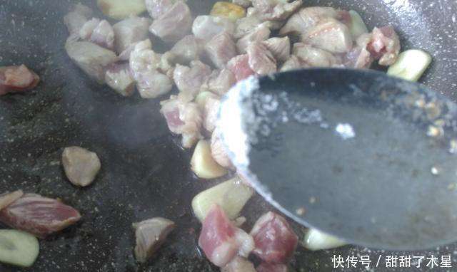 回味无穷|这道菜是用乡下的天然香料做的,让人回味无穷