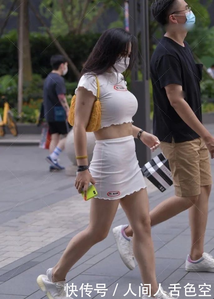 微胖|街拍丨微胖体型的紧身穿搭