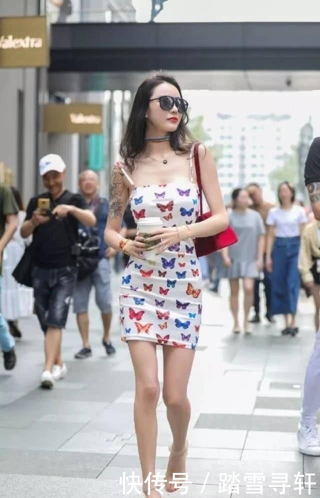 美女|街拍：黑色的连衣裙优雅大气，美女看起来很有气质与内涵