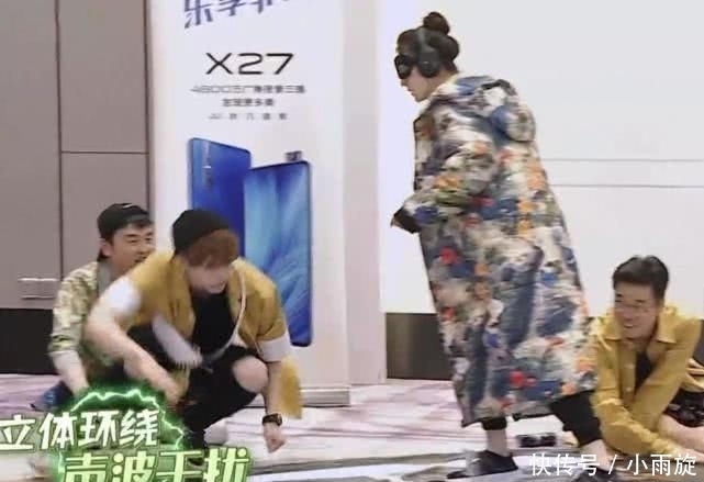 开心|张艺兴看热巴转圈捂嘴笑,主动跑到她身边,又因她的话过于开心!