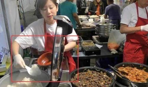 祖国|中国夫妇去外国卖小吃,外国人每天排着队吃,网友祖国为你骄傲