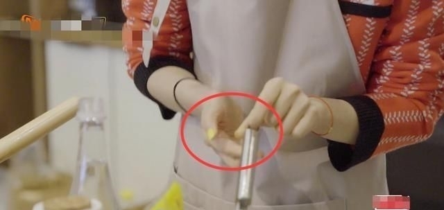  家族|吴昕在节目中下厨，虽然动作生疏，但是快乐家族其他人的反应却