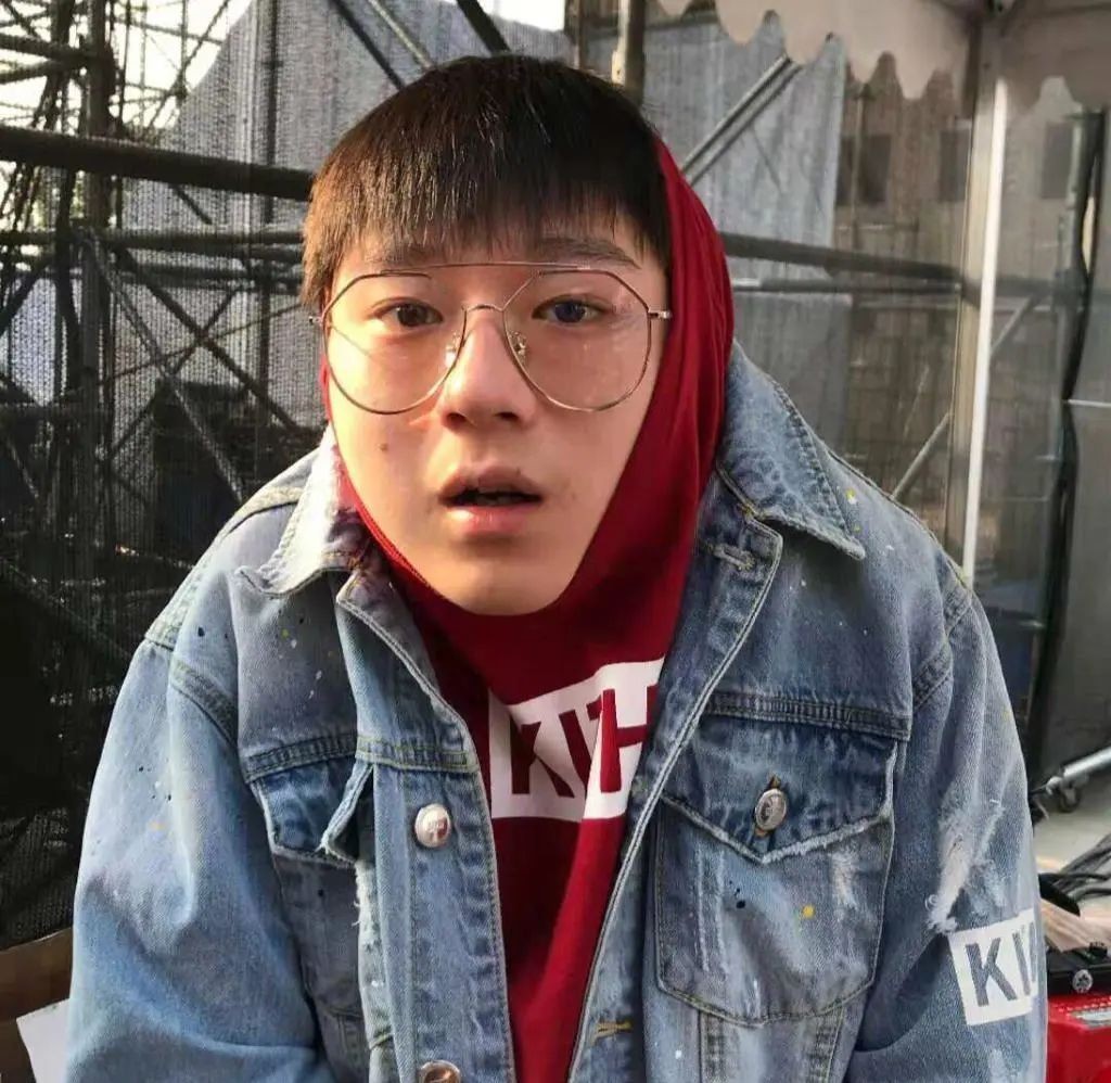  微博|王以太演出被香槟喷满脸，半个嘻哈圈为他道不平！香槟男：下一个目标GAI！