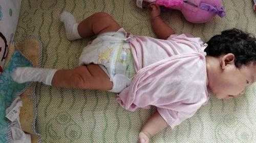 宝宝|新生儿“投降式睡姿”会累吗了解真相后,妈妈再也不给宝宝纠正了