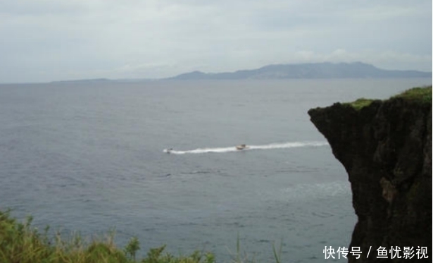  风雨|女孩风雨天气站在悬崖边，人们还没反应过来，女孩就坠入海中