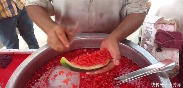  西瓜|街头“西瓜哥”没有榨汁器也能做西瓜汁, 游客走过去看了大骂骗人!