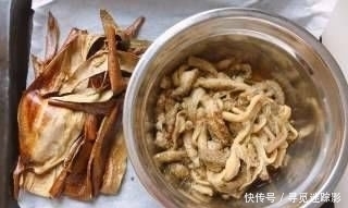 酸爽可口|我怎么能吃油浸蟹味菇拌烤茄子